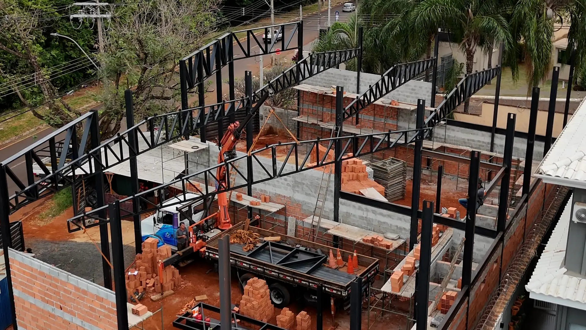 Estrutura metálica em obra industrial